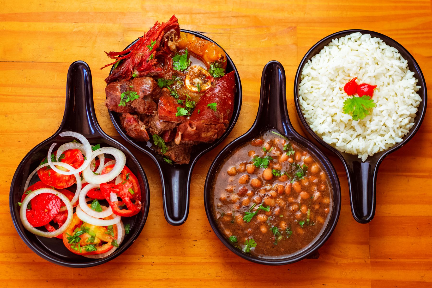 Pratos de comida mineira na mesa de madeira